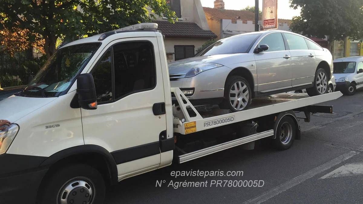 Enlèvement d’une voiture hors d’usage sur une dépanneuse